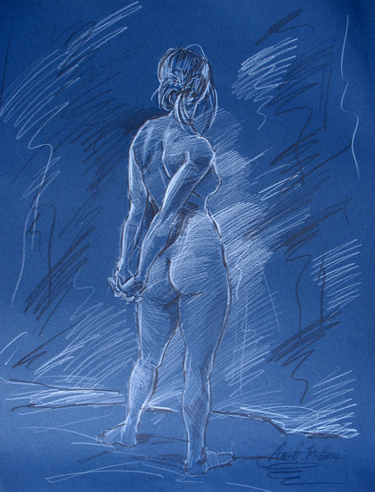 Staande blonde vrouw