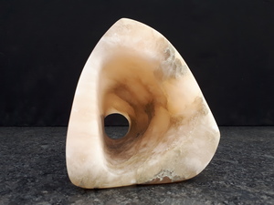 Dit project bestaat uit vijf cocons. Iedere cocon staat voor veiligheid en geborgenheid. In deze veiligheid en verborgenheid vindt gefaseerd en gestructureerd groei en ontwikkeling plaats. Deze cocons bieden bescherming. De cocon begint breed, maar eindigt in een cirkel. De cirkel staat symbool voor verlichting, voorspoed en verandering ten goede.