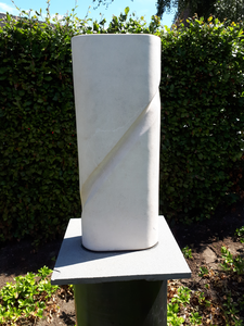 Dit project bestaat uit beelden, waarin ik met lijnen speel. De beelden uit Pierre de lens zijn winterhard en staan buiten. De beelden uit albast staan binnen.