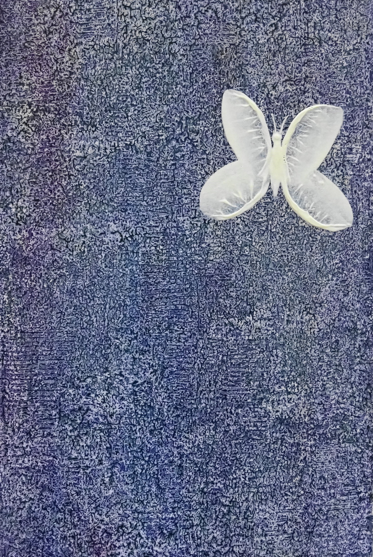 Vlinder voor grijs paarse achtergrond