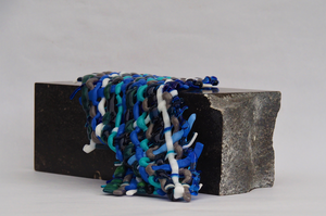 ruimtelijk werk steen met glas