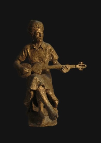 vrouw bespeelt een instrument