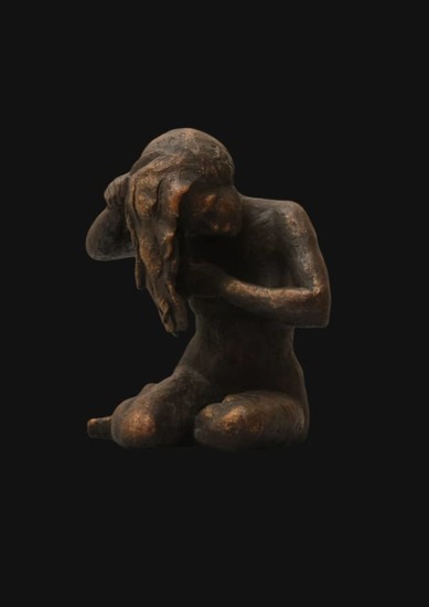 vrouw kamt haar haar