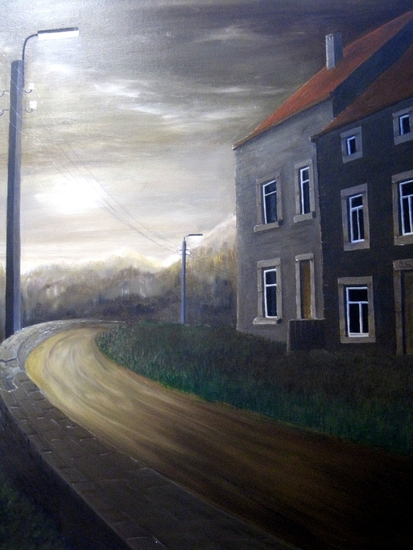 doorgaande weg in de avond