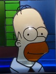 Stripfiguren lenen zich goed om in glas-in-lood te laten vastleggen. De vader uit het gezin The Simpsons, Homer, laat zich in wit met rood accenten vangen.
