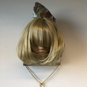 Marijke de Groot creëert en experimenteert in de ruimte. Bedenkt en verbeeldt dwarsverbanden tussen kunstvormen. Werkt graag met diverse materialen zoals: steen, hout, metaal, textiel, kunsstof.