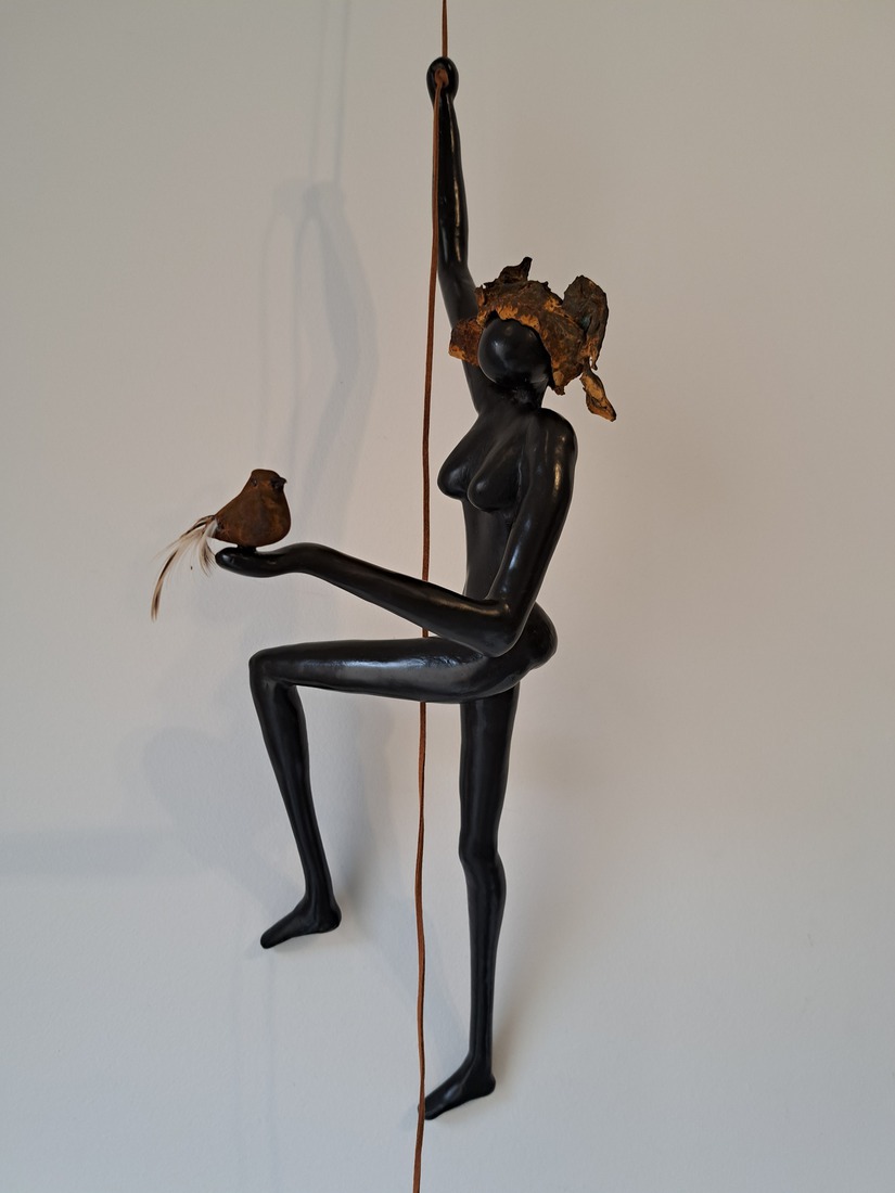 Geveltoeriste met hoedje en vogeltje in roest uitvoering