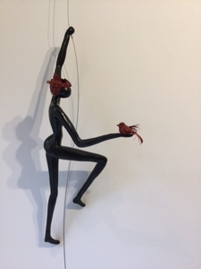 Deze figuurtjes worden gebogen en gevormd met Epoxy. Daarna komen er meerdere afwerklagen over. Ze worden gemaakt als solo, duo en trio. De geveltoeristen hangen aan een staaldraad tegen de muur.