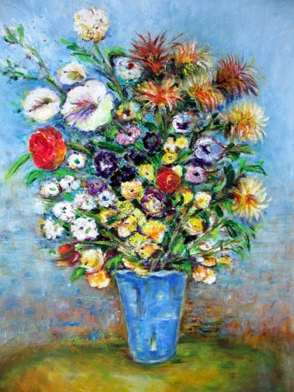 Bloemen in blauwe vaas