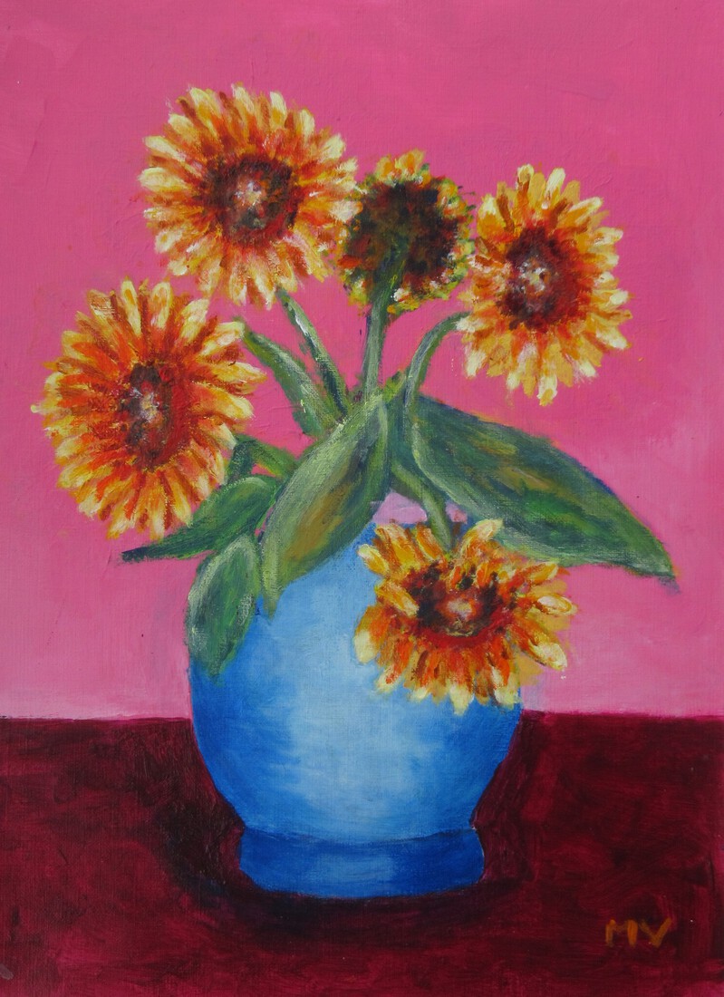 bloemen in blauwe vaas