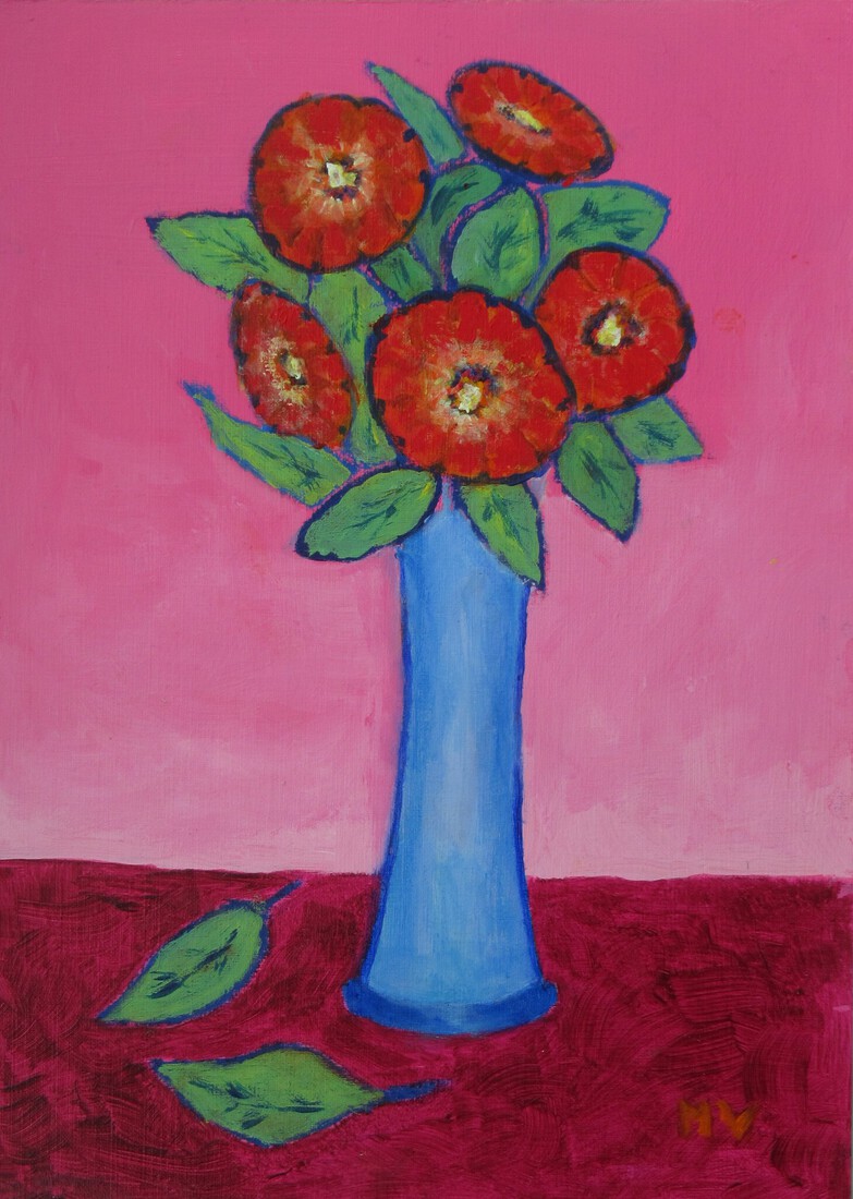 rode bloemen in vaas