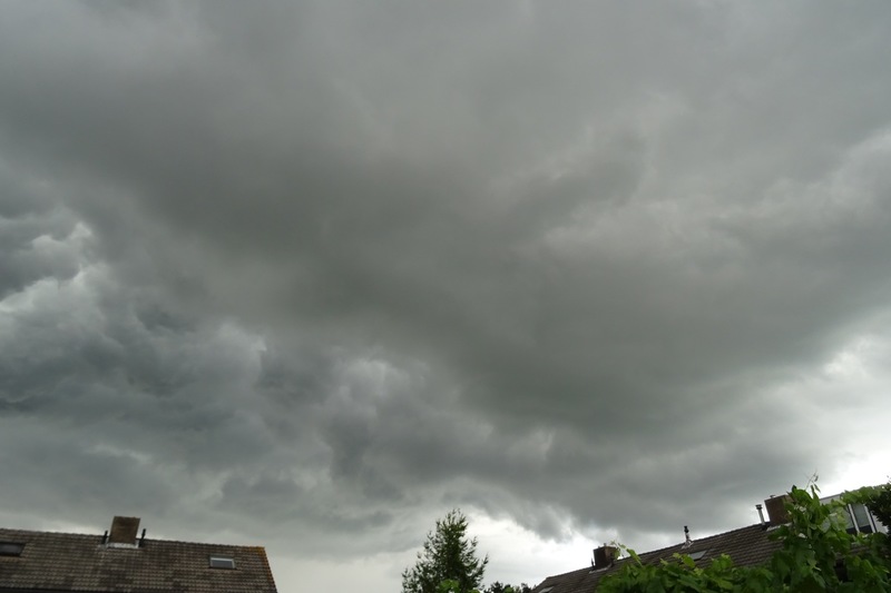 Donkere wolken.