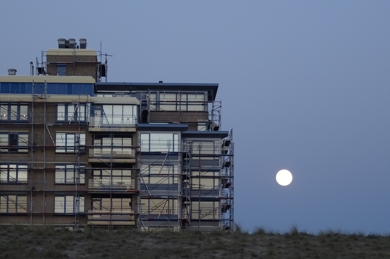 Maan boven Kijkduin.