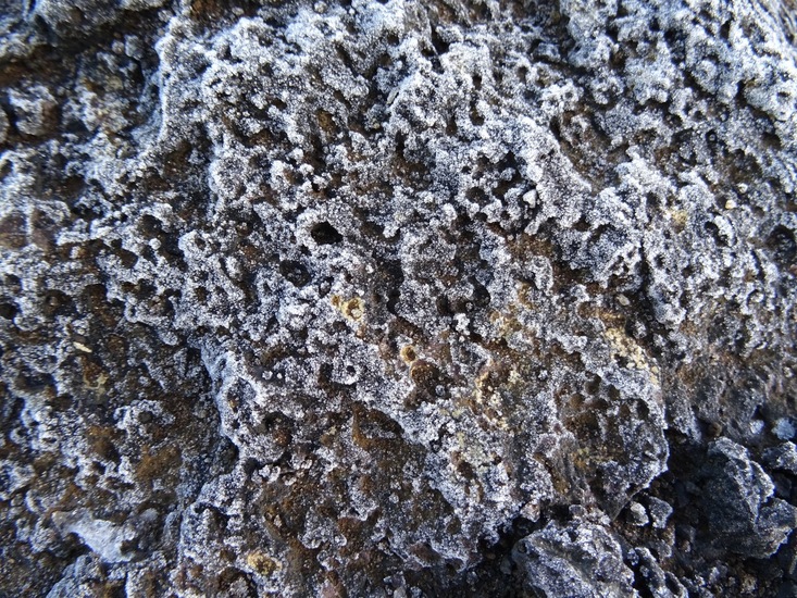 Lavasteen met laagje sneeuw.