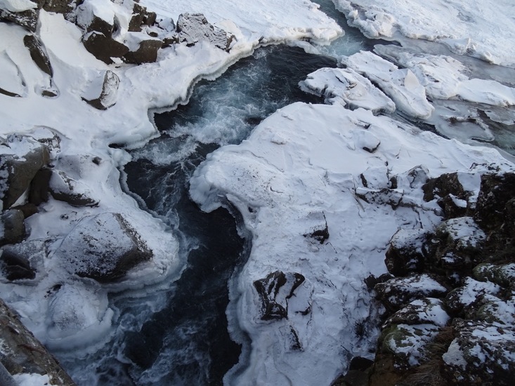 Stroompje tussen ijs.