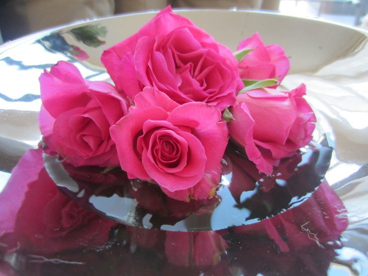 Roosjes op een schaal.
