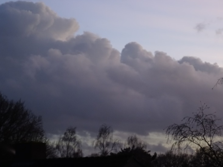 Donkere wolken en veel wind.