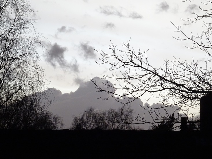 Donkere wolken en veel wind.