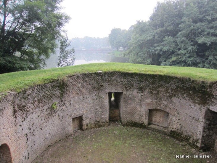 Stadsmuur in het park.