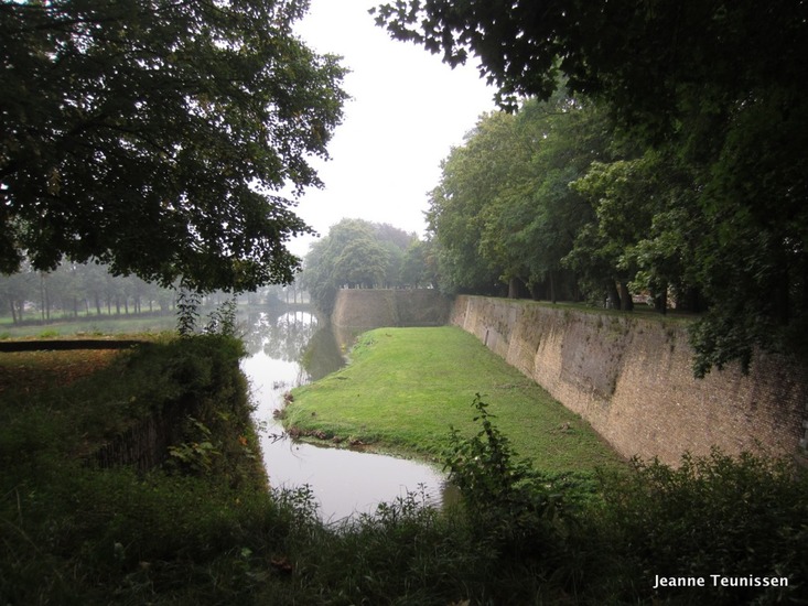 Stadsmuur rond het park.