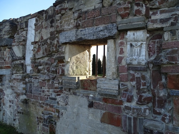 Oude muur met doorkijkje.