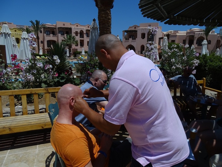 Haartjes verwijderen.