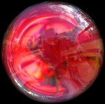 Met de glazen bol kun je leuke truckjes uithalen, zoals. b.v. de wereld op zijn kop!