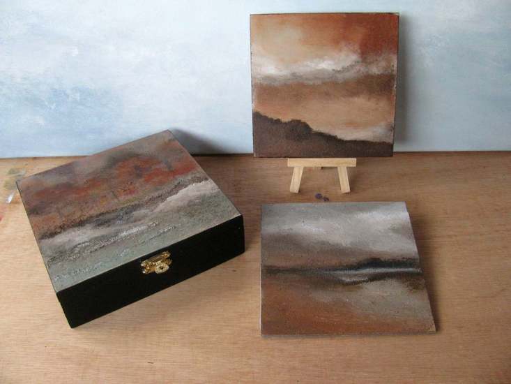 Kistje met twee schilderijtjes