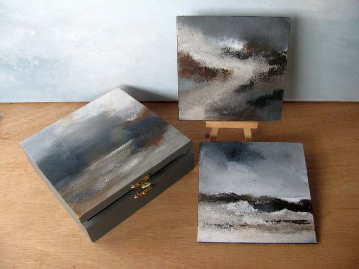 Kistje met twee schilderijtjes