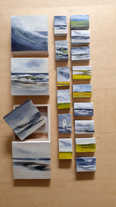 Kleine kistjes met daarin twee kleine schilderijtjes, rugzakdoosjes, kunstdoosjes en kleine houten paneeltjes