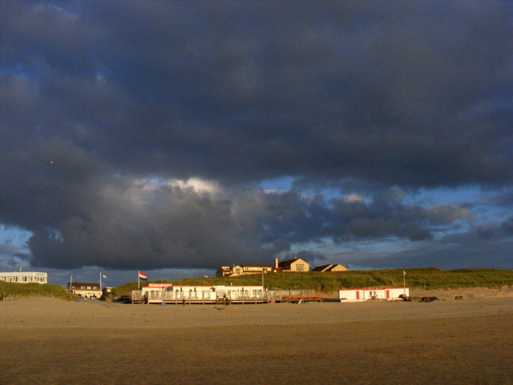 Erg donker boven de duinen.