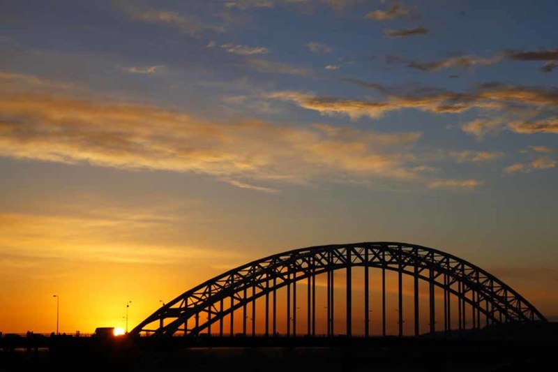 Waalbrug zonsondergang