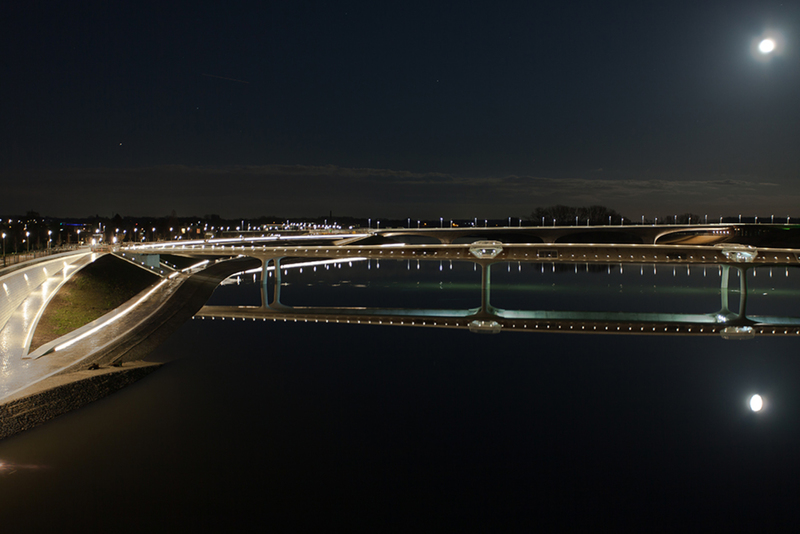 Spiegelwaal bij nacht