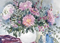 Roze asters in witte vaas