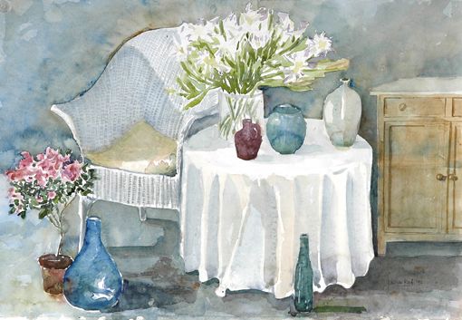 Tafel met witte rieten stoel