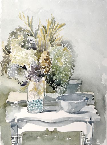 Wit tafeltje met droogbloemen