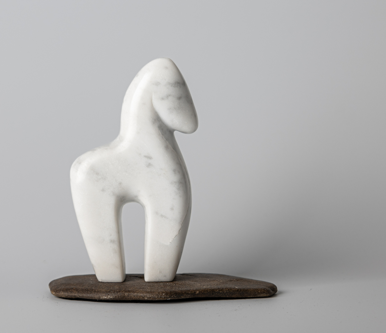 Aiyanar paardje, carrara marmer. Op platte steen.  Okt. 2025