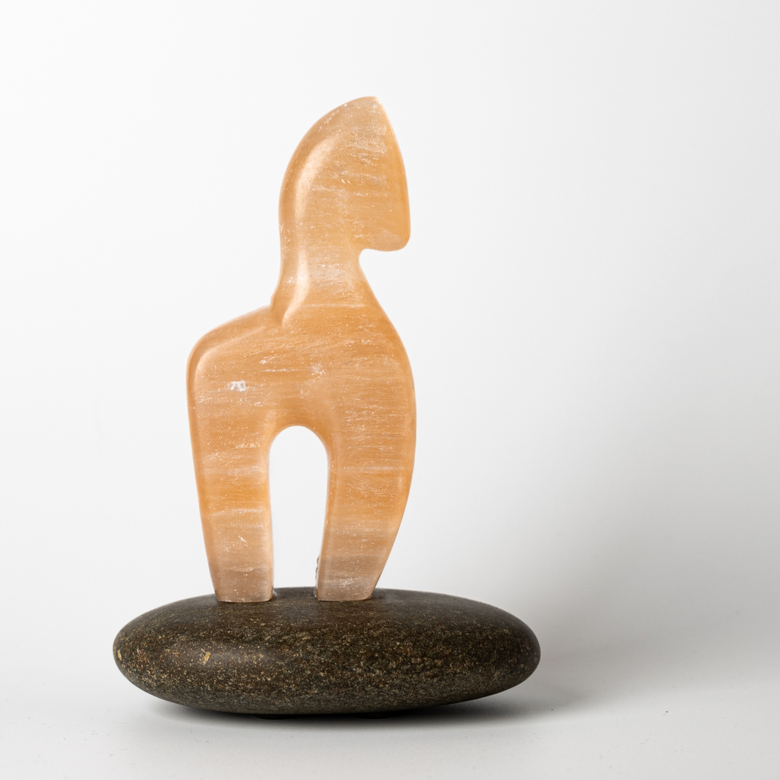 Aiyanar paard, oranje albast op zwerfkei .  Nov. 2025