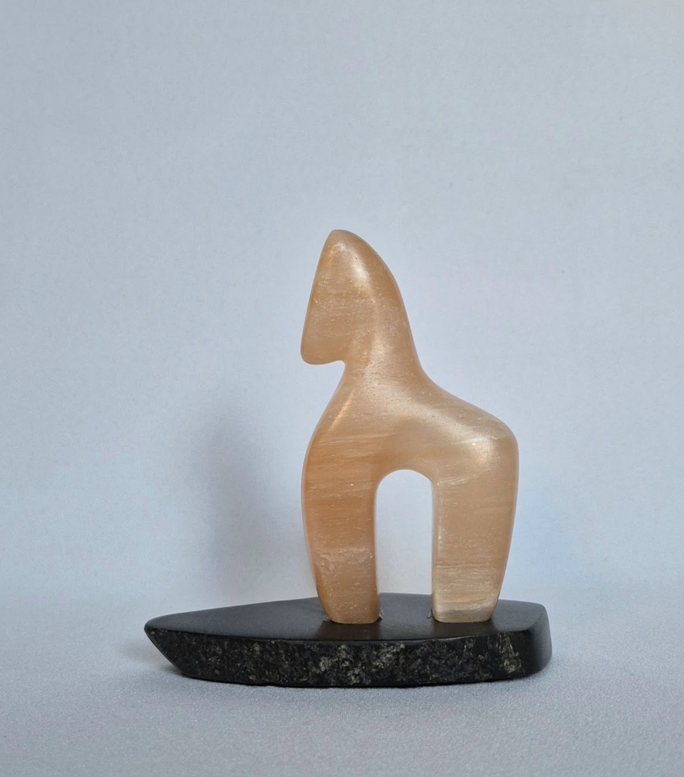 Aiyanar paard, oranje albast op sokkeltje van springstone. Jan. 2026