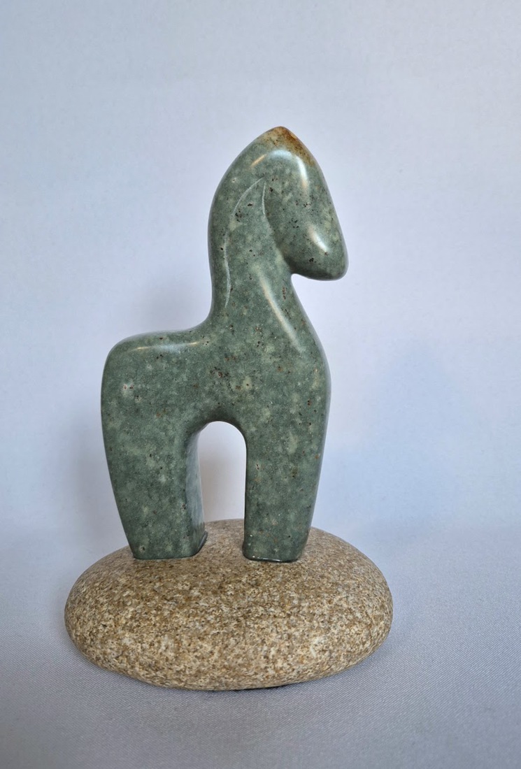 Aiyanar paard, gemaakt van serpentijn op een zwerfkei  Jan. 2026