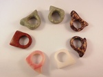 Ringen en kettingen gemaakt van verschillenden steensoorten.