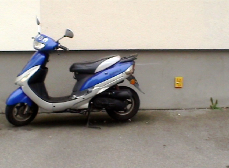 Vijf scooters, een winkelwagen en een fiets