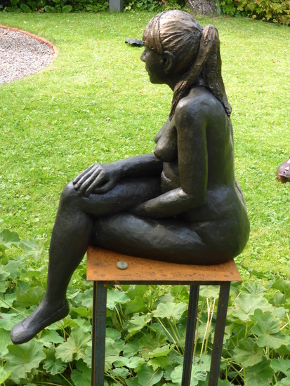 zittende jonge vrouw