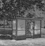 Bij een installatie worden extra dimensies aan het beeld toegevoegd: mogelijkheden zijn ruimte, tijd, vervreemding, enz...