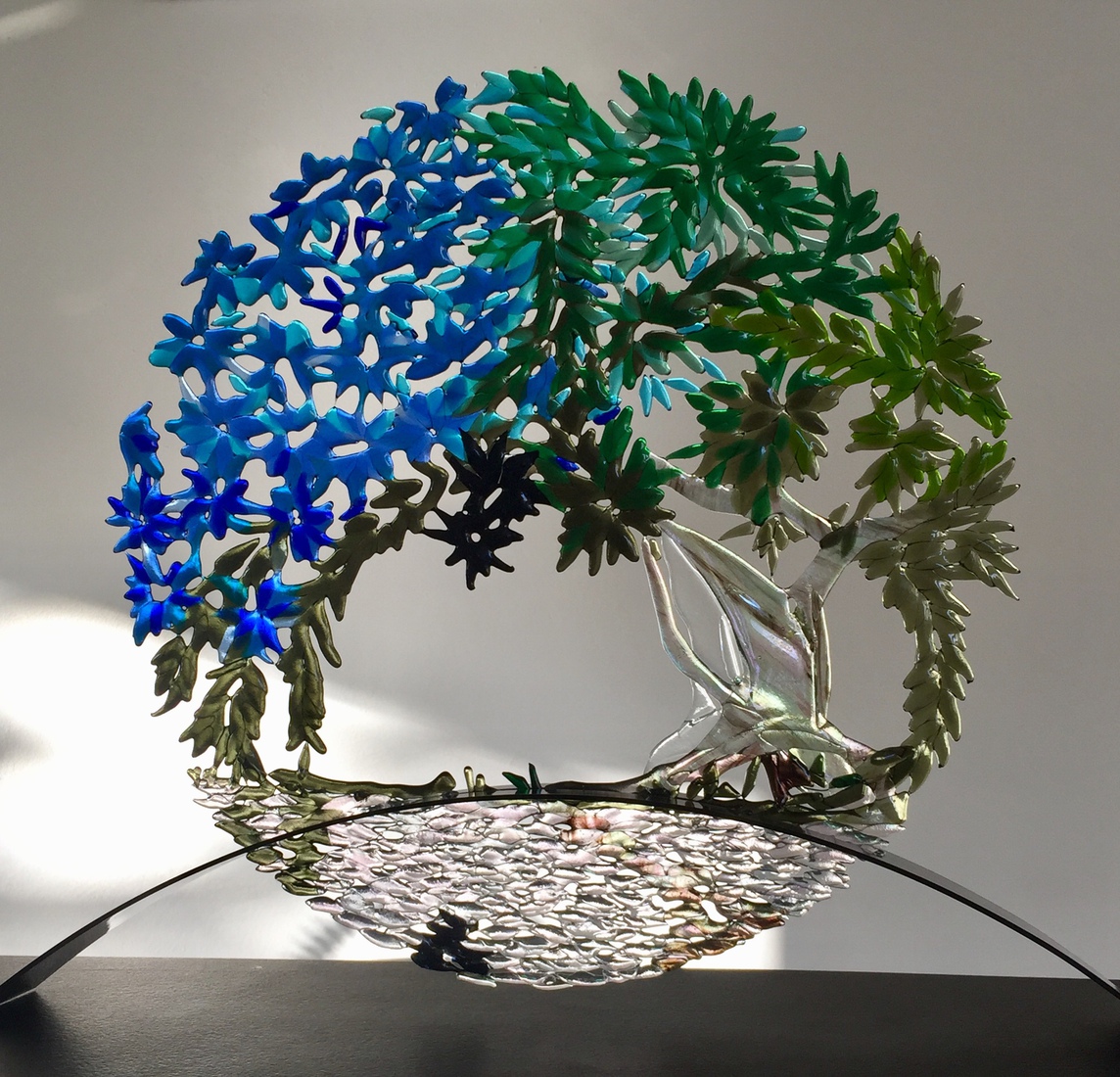 32 Blauwe boom aan het water