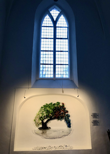 Levensboom 140x160 cm hangt in de oude kerk van Sleen Drenthe 
Deze staat aan het begin of eind van route 6 en 7 van het Pieterpad.