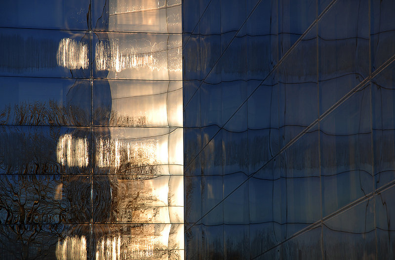 In een ander licht zien.Видеть в другом свете.