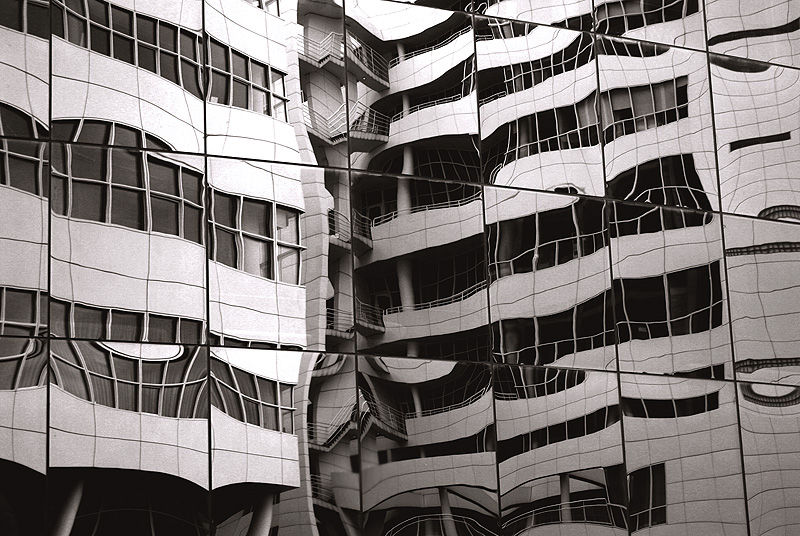 In de kromme spiegel. В кривом зеркале.