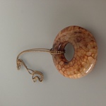 Kettingen met een grote diversiteit aan hangers.