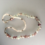Colliers van allerlei materialen, edelsteen, glas, brons etc.